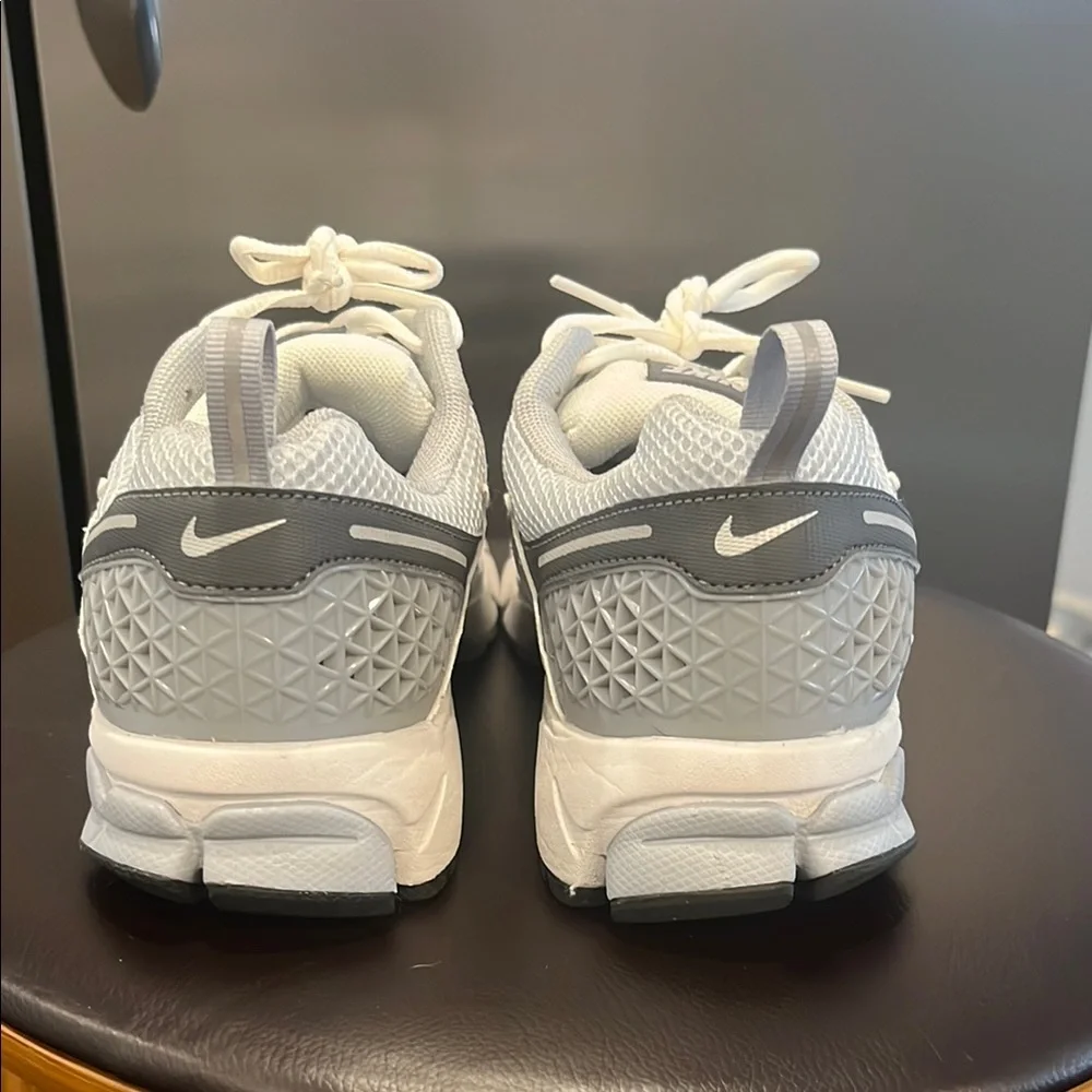 Nike White and Grey Vomero sneakers 
KIDS size 7 = Womens size 8.5 - Picture 4 of 6